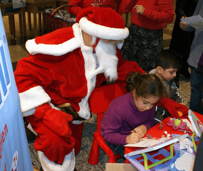 Alle Jahre wieder, auch im Jahr 2010: Leos verteilten als Weihnachtsmänner und Engel zentnerweise Süßigkeiten