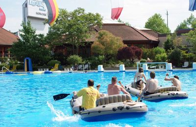 Leos mit Schlauchbooten bei der Eröffnung des Weiler Freibads