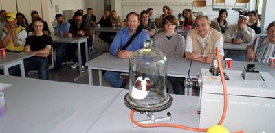 Kurzweilige Physikstunde und Ausflug in den Rosenfelspark