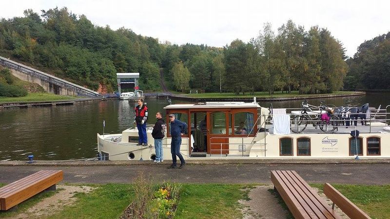 hausboot auf dem rhein-marne kanal in frankreich vor einem schiffshebewerk