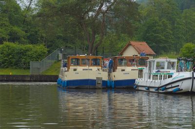 Wasser von allen Seiten: eine nasse, aber tolle Hausbootfahrt